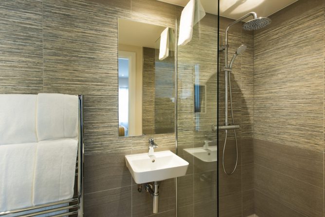 Plaza Executive Double Bathroom | Park City Grand Plaza Kensington Hotel