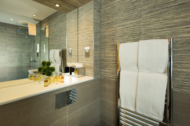 Plaza Executive Double Room's Bathroom | Park City Grand Plaza Kensington Hotel