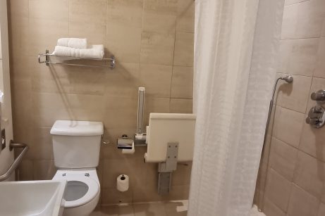 Bathroom in Park City Grand Plaza Kensington London. Modern and well-equipped facilities.