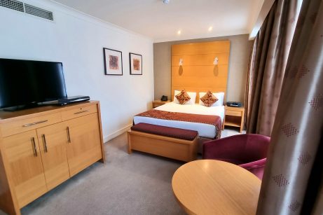 Park Plaza Executive Double room at Park City Hotel London. Spacious and comfortable room with modern amenities.