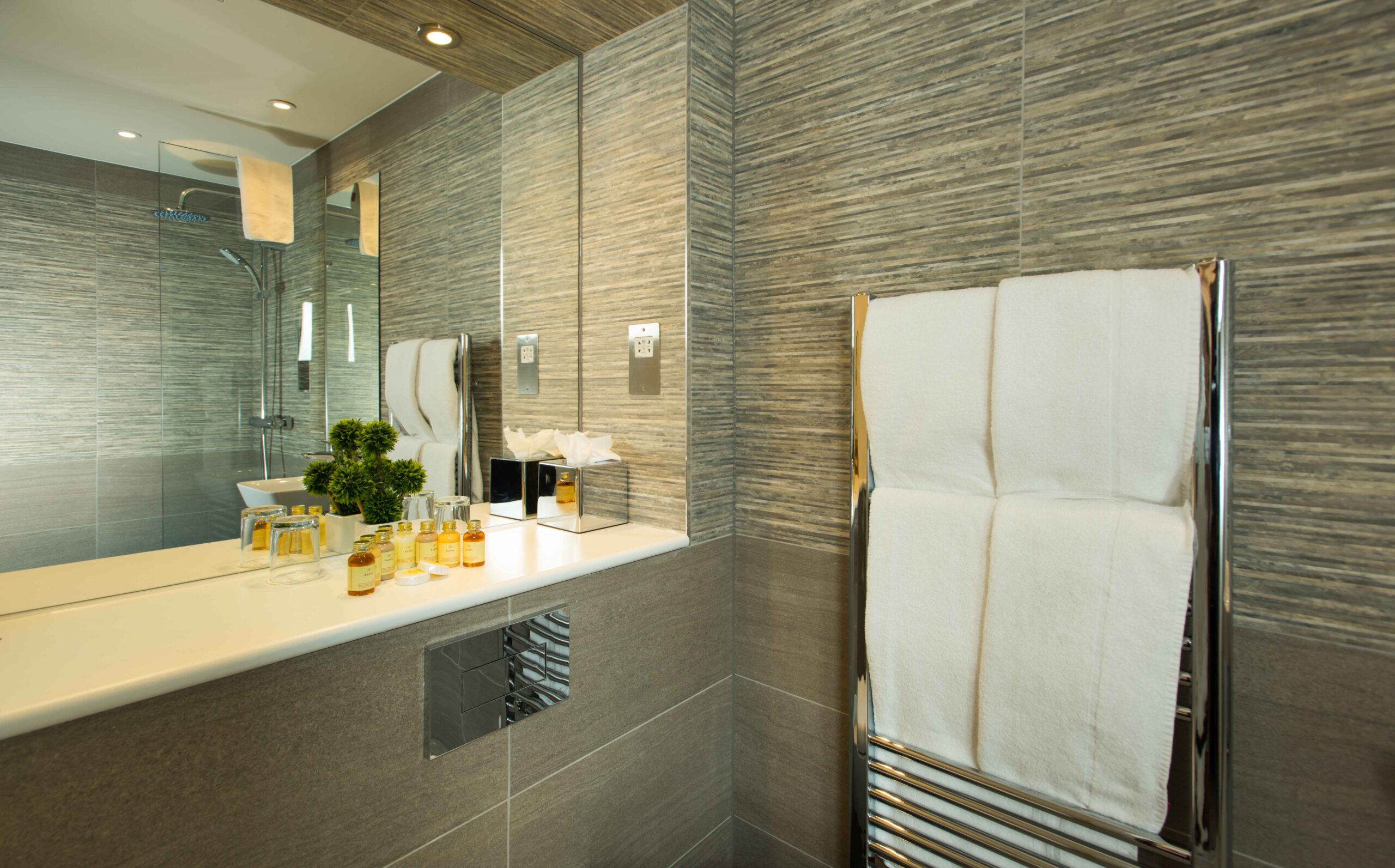 Plaza executive Double Bathroom_4_11zon