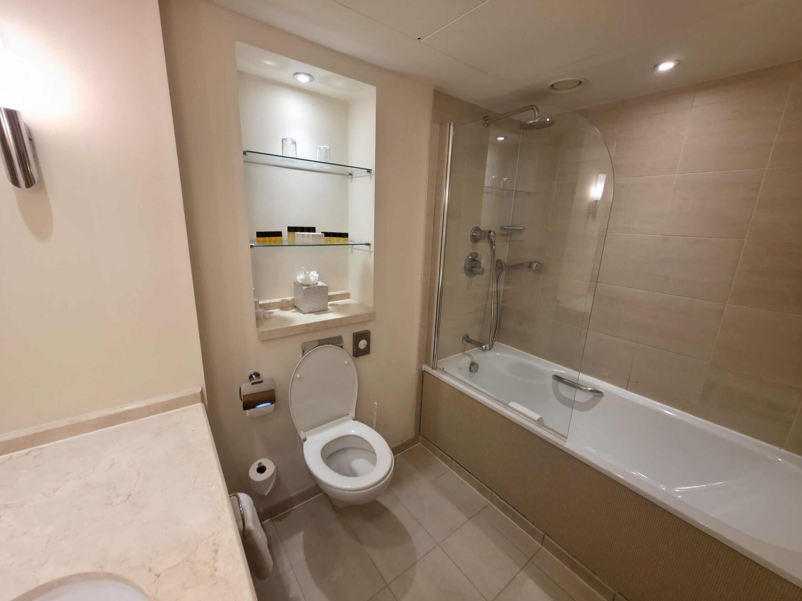 Grand Deluxe Double bathroom (1)