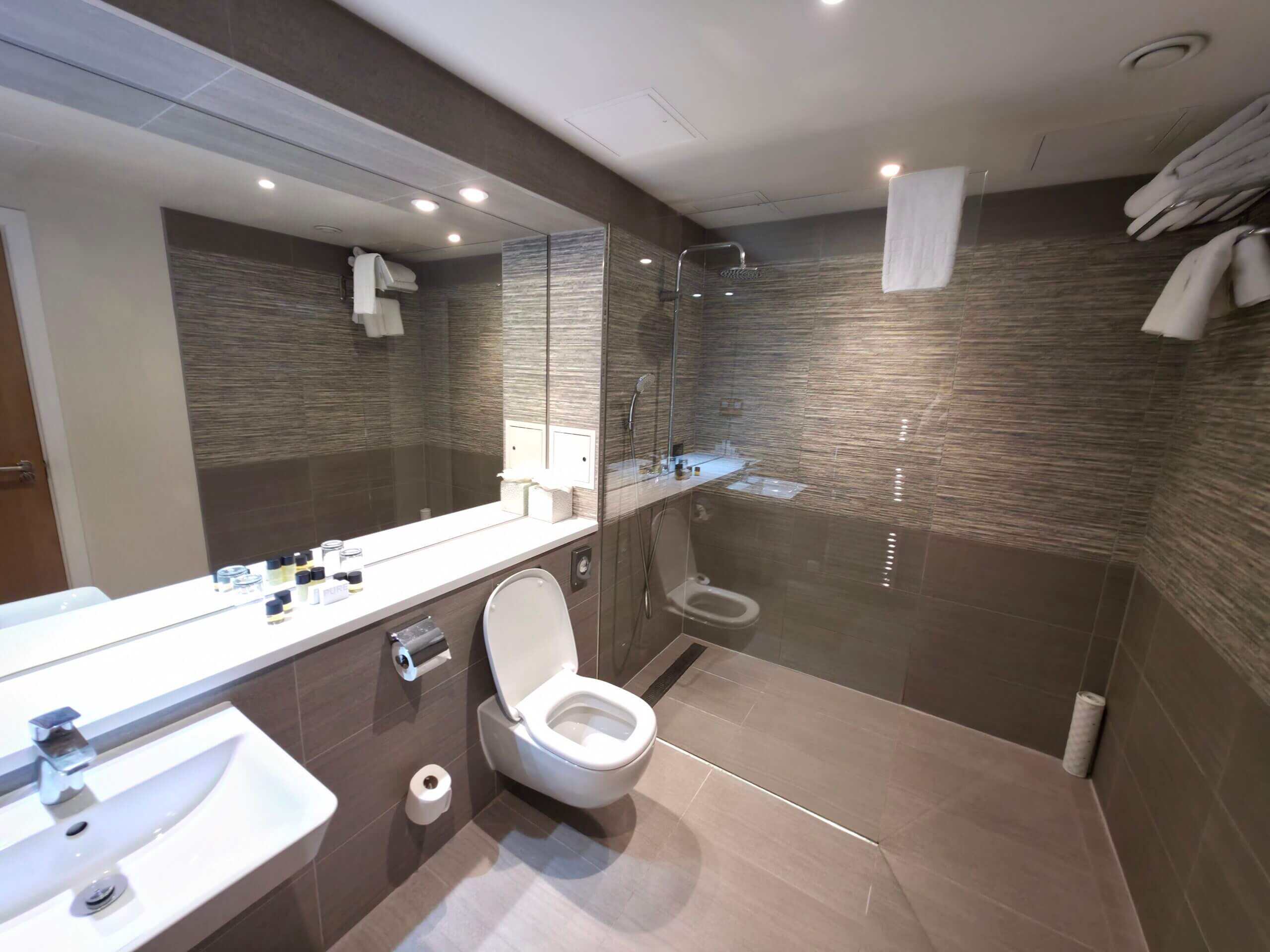 Plaza Executive Double room bathroom (1)
