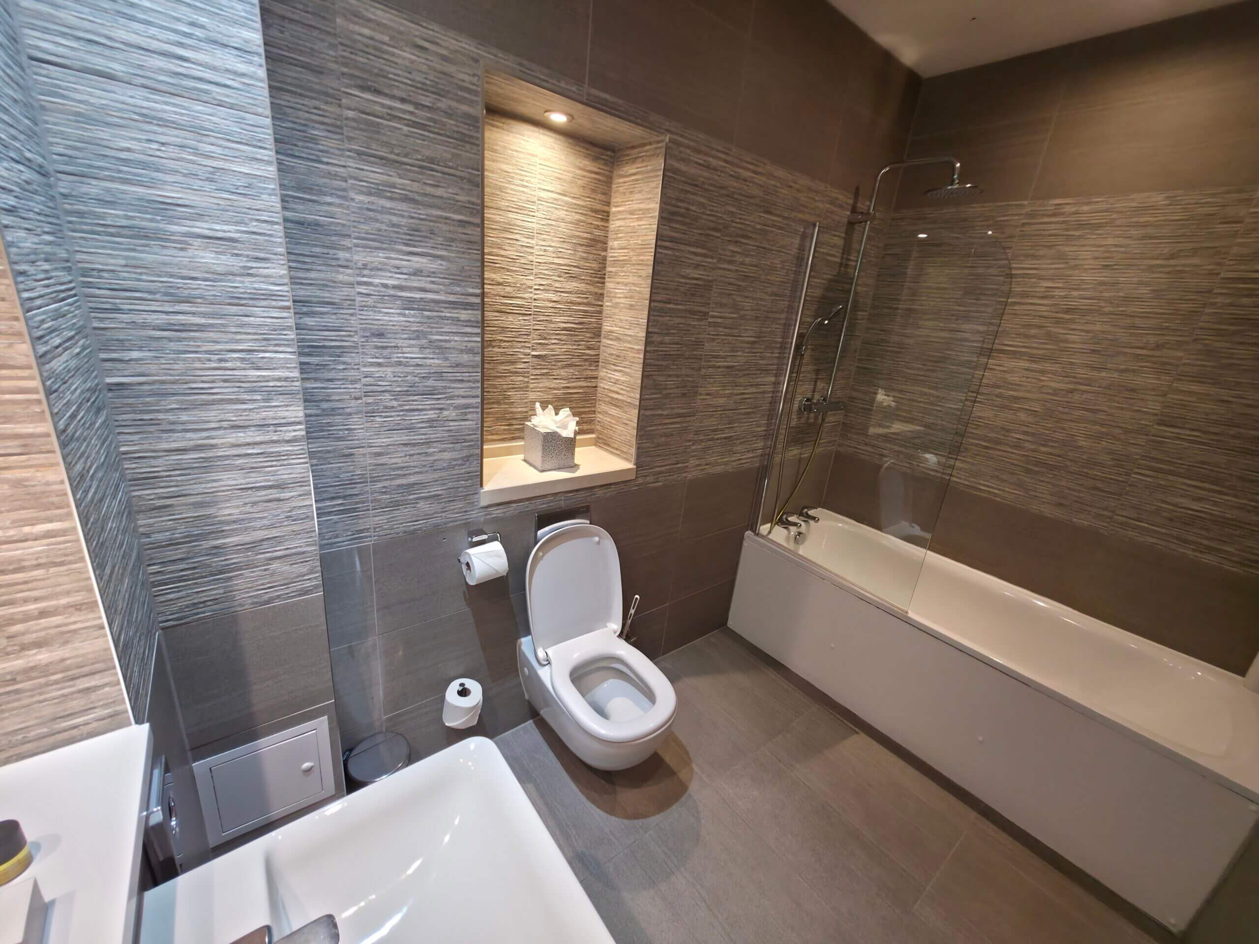 Plaza Executive Triple room bathroom (1)