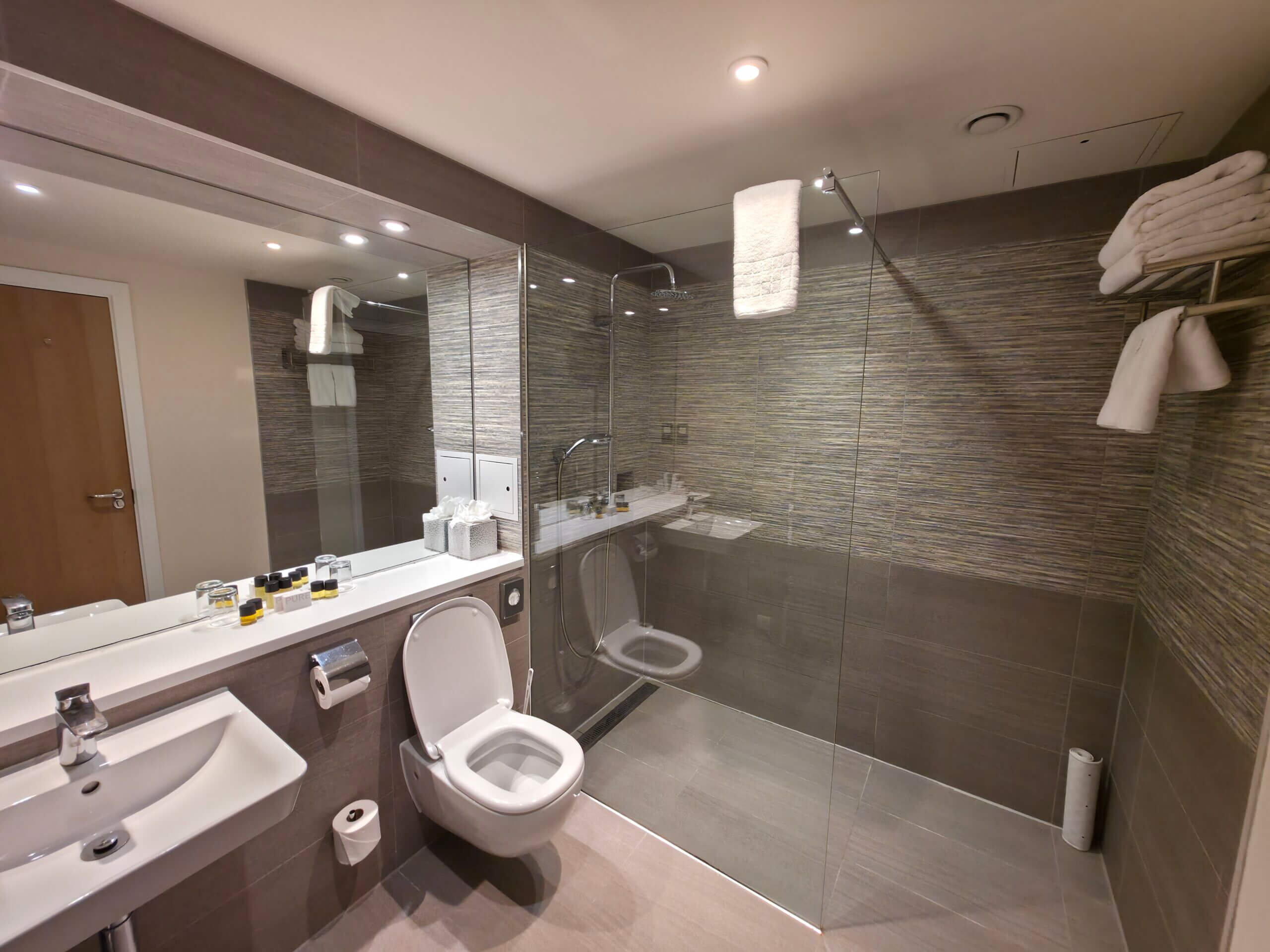 Plaza Executive Triple room bathroom